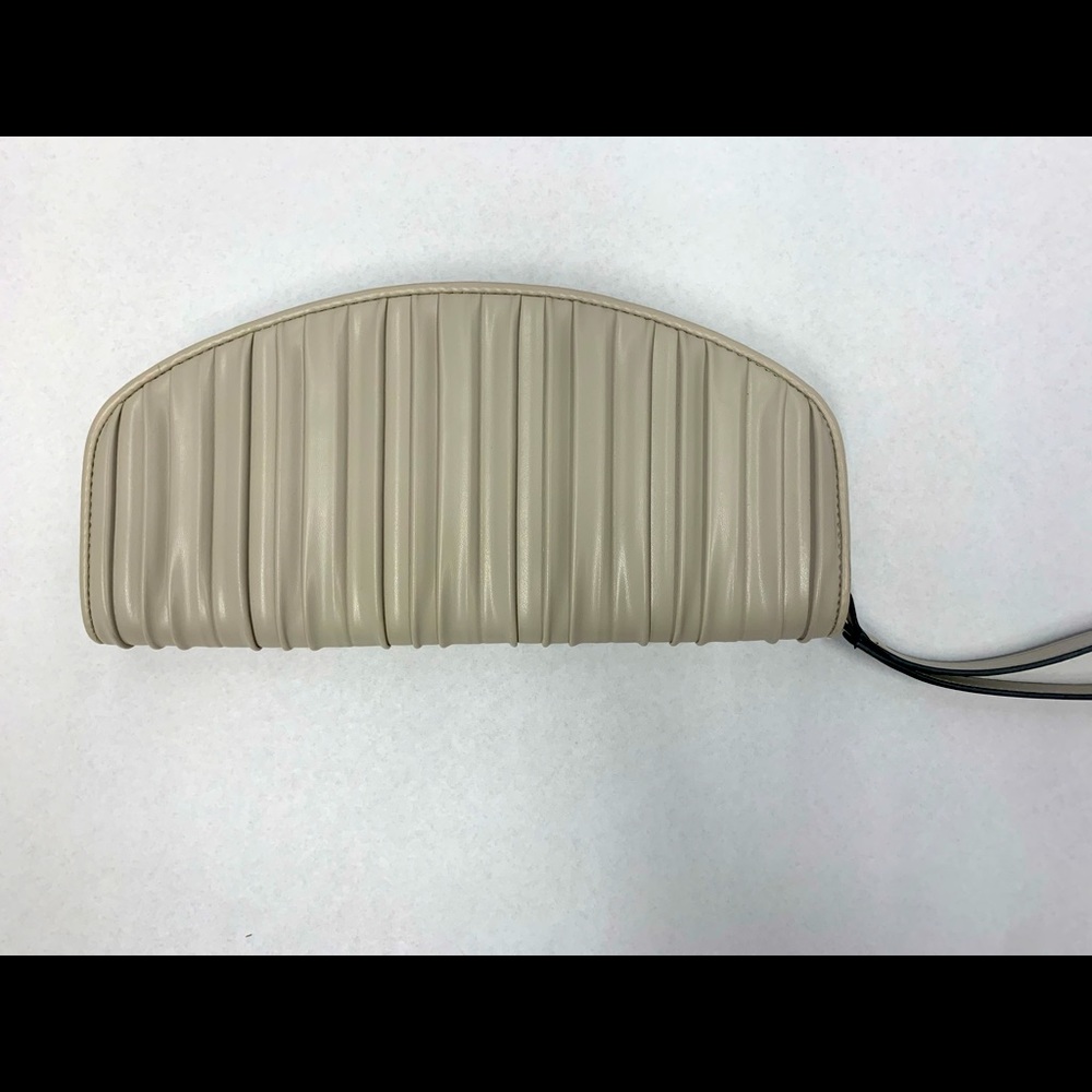 Clutch, thin & wide. Perfect condition!